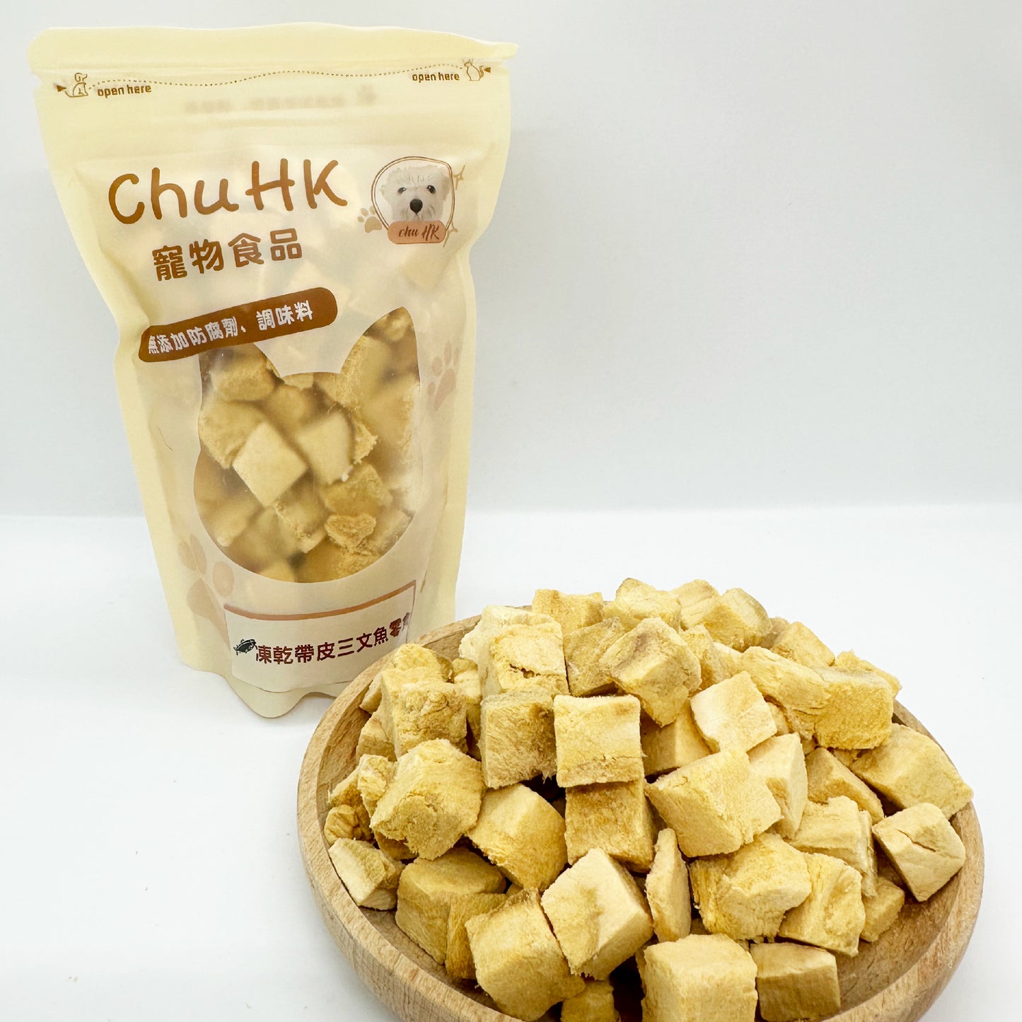 Freeze-dried skin-on salmon snacks